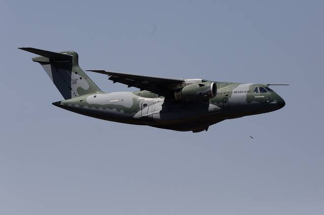 2023년2월 인도 에어쇼 행사에 참가한 브라질 엠브라에르사의 C-390 수송기가 공중기동 시범을 보이고 있다.  C-390은 한국 공군 대형 수송기 2차 사업의 후보 기종 중 하나다.  /연합뉴스