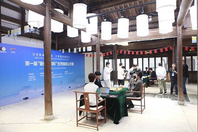 준결승전이 벌어진 취저우시 대국장 모습. 15명이 나온 중국, 8명이 출전한 한국 기사 1명씩 살아남아 내달 초대 란커배를 놓고 결승 3번기를 벌이게 됐다.  <사진=한국기원>