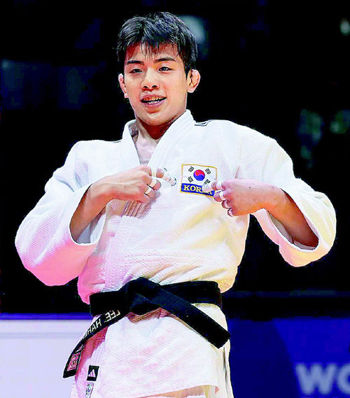 이하림이 8일 카타르 도하에서 열린 국제유도연맹(IJF) 세계선수권 남자 60kg급 동메달 결정전에서 승리한 뒤 도복 위 태극마크를 가리키며 기뻐하고 있다. 사진 출처 국제유도연맹(IJF) 홈페이지