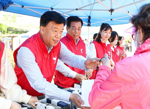 어버이날 행사에서 박해만(맨 왼쪽) SPC삼립 베이커리 부문 대표, 황의성(왼쪽 두번째) 노동조합 위원장  등이 간식을 전달하고 있다. [사진= SPC삼립 제공]