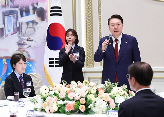 윤석열 대통령이 9일 청와대 영빈관에서 열린 제10회 국제장애인기능올림픽대회 선수단 오찬에서 발언하고 있다. 연합뉴스