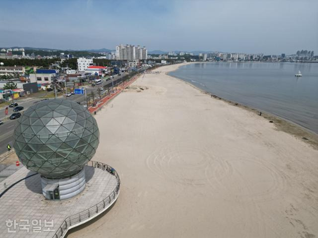 16년 만에 재개장하는 경북 포항 송도해수욕장이 2일 하얀 모래로 가득 차 있다. 포항시 제공