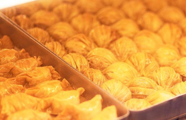 '케르반 베이커리&카페'에 진열되어 있는 튀르키예식 디저트 '바클라바'. 서울관광재단 제공