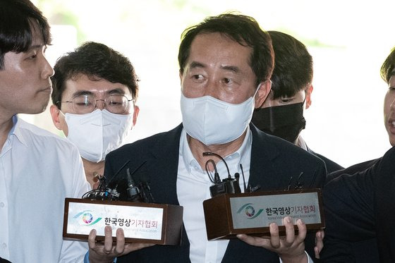 강래구 전 한국수자원공사 상임감사위원이 8일 서울중앙지법에서 열린 두 번째 구속 전 피의자 심문(영장실질심사)에 출석하고 있다. 뉴스1