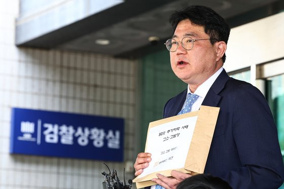 SG증권발 주가 폭락사태 피해를 주장하는 투자자들을 대리하는 법무법인 대건의 공형진 변호사가 9일 오후 서울 신정동 서울남부지검에서 주가조작 세력으로 지목된 라덕연 대표 등에 대한 고소장 접수에 앞서 취재진과 질의응답을 하고 있다.   연합뉴스