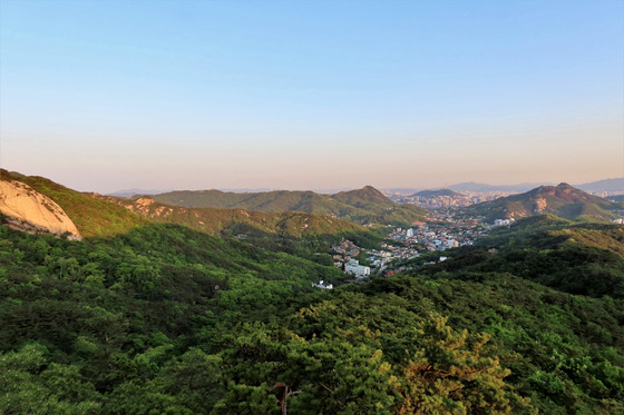 보토현(補土峴)은 북악산과 북한산을 잇는 산줄기인데, 백두산에서 한북정맥을 거쳐 오는 주맥으로 파악했다. 이곳에 보토처(補土處)를 설치해 암석 채취를 금하고 흙을 덮어 맥을 보호했다. 김홍준 기자