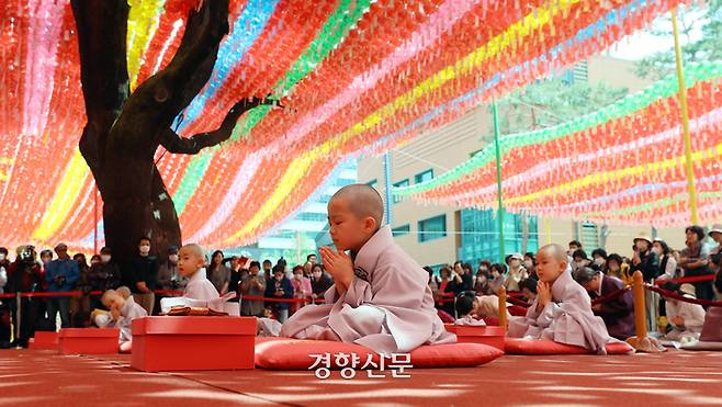 동자승들이 동자승 단기출가 보리수 새싹학교 삭발ㆍ수계식에서 삭발한 뒤 합장을 하고 있다.