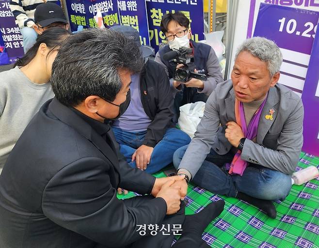 고 양회동 지대장의 형(왼쪽)이 9일 여의도 국민의힘 당사 앞에서 농성 중인 송진영 10·29이태원참사 유가족협의회 대표 직무대행을 만나 손을 맞잡고 있다. 김세훈 기자