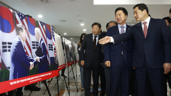 국민의힘 김기현 대표 등 지도부가 지난 8일 오전 서울 여의도 국회 의원회관 제2로비에서 열린 윤석열정부 출범 1주년 사진전 행사에서 전시 사진을 둘러보고 있다. 김정록 기자