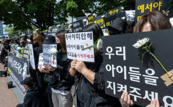 통학로에서 사망사고가 발생한 영도구 청동초 학부모들이 9일 영도구청 앞에서 고 황예서 양 추모 및 안전한 통학로 마련을 촉구하는 침묵 시위를 하고 있다. 이원준 기자 windstorm@kookje.co.kr