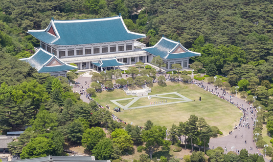 A bird's-eye view of the Blue House in central Seoul on May 15, 2022, shortly after it opened to the public as soon as President Yoon Suk Yeol took office. [YONHAP]