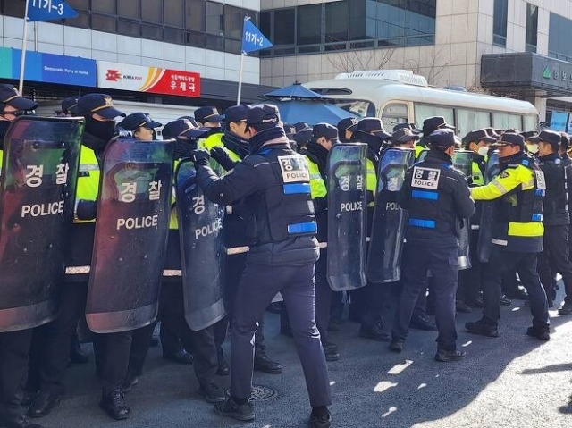 서울경찰청 혼성기동대 소속 경찰관들이 지난 3월 서울 여의도 더불어민주당사 주변에서 훈련을 하고 있다. 사진은 기사 내용과 직접적 관련이 없습니다. 연합뉴스