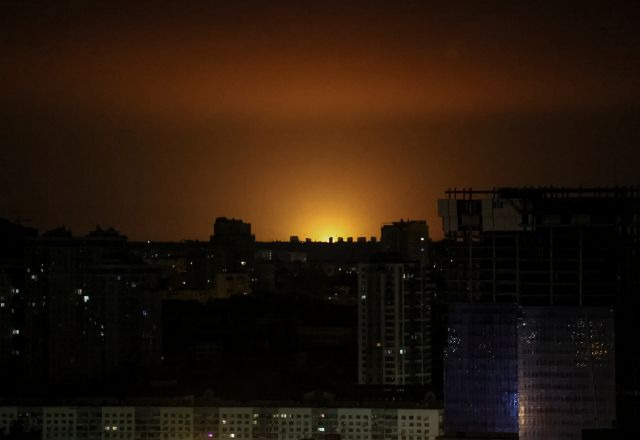 러시아가 보낸 드론이 8일(현지시간) 우크라이나 수도 키이우에서 폭발하고 있다. 러시아는 다음날인 9일 전승절을 앞두고 키이우와 동부 격전지 바흐무트 등에서 폭격 강도를 높이고 있다. 로이터연합뉴스