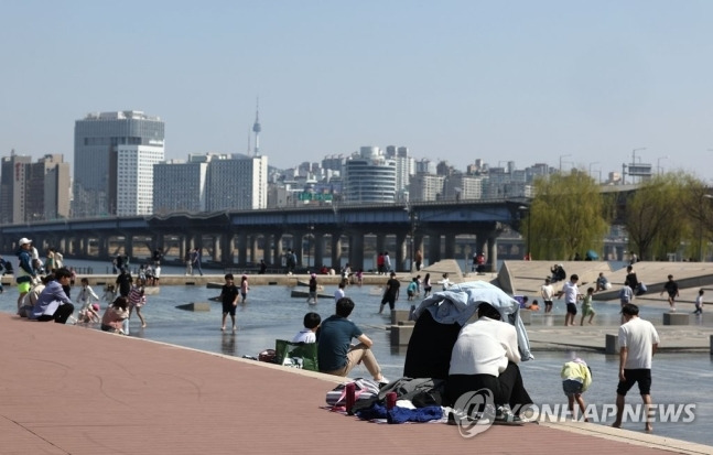 10일 전국이 대체로 맑지만 수도권 미세먼지는 오전에 나쁨 수준을 보일 예정이다. <자료=연합뉴스>