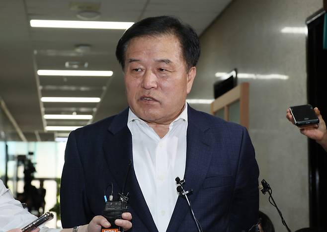 이진복 대통령실 정무수석이 지난 2일 오후 국회에서 더불어민주당 박광온 원내대표를 예방한 뒤 나서며 취재진의 질문에 답하고 있다. [사진=연합뉴스]