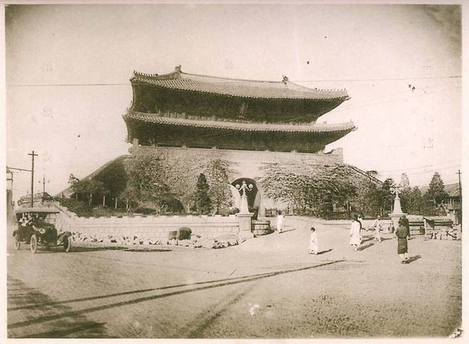 1910년대 숭례문의 모습. 좌우 성곽이 사라지고 숭례문을 감싸고 도는 전차 선로가 놓였다. [서울역사아카이브]