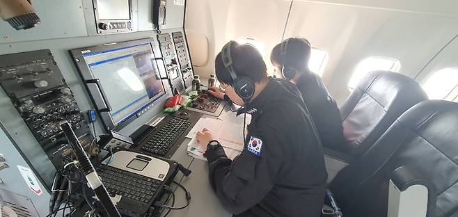 9일 오전 서해특정해역에서 중부해양경찰청 항공대 소속 전탐사인 김염광 경사(좌측)와 최진우 경장이 레이더와 열화상 카메라를 이용해 불법 조업 어선을 탐지하고 있다. 지홍구기자