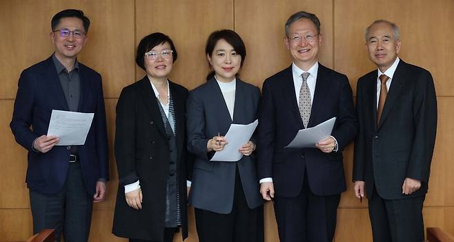 지난달 27일 서울 중구 매경미디어센터에서 매일경제 독자위원회 정례회의가 열렸다. 왼쪽부터 송재용·이미경·황혜영·봉욱 위원, 황철주 독자위원장.  한주형 기자