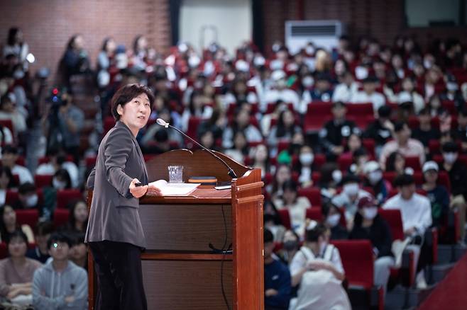 한화진 환경부장관이 가톨릭대 신입생을 대상으로 인간과 환경에 대해 강연하고 있다./사진제공=가톨릭대