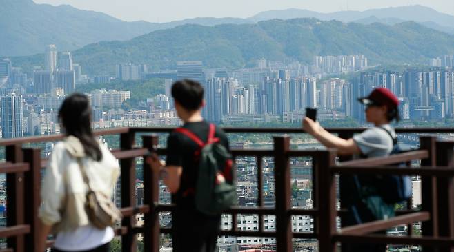 서울 남산에서 도심 아파트 단지가 보이고 있다./사진=뉴스1