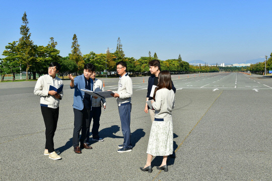 현대자동차 직원들과 울산시청 공무원들이 울산 북구 현대차 전기차 전용공장 조성부지를 둘러보고 있다. 현대자동차 제공