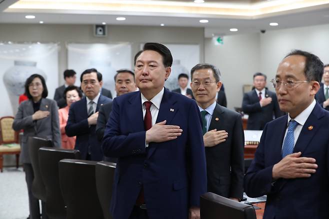 윤석열 대통령이 9일 서울 용산 대통령실 청사에서 열린 국무회의에서 국기에 경례하고 있다. [연합]