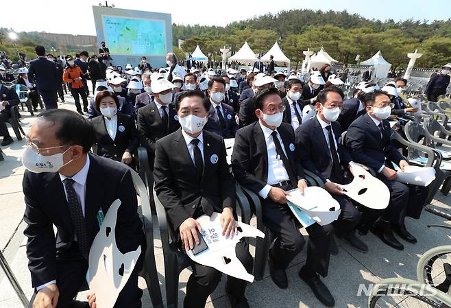 [광주=뉴시스] 신대희 기자 = 2022년 5월 18일 오전 광주 북구 운정동 국립5·18민주묘지에서 5·18민주화운동 42주기 기념식이 열린 가운데 국민의힘 의원 등이 기념식 시작을 기다리고 있다. (공동취재사진)  2022.05.18. sdhdream@newsis.com