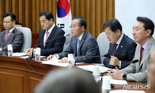 [서울=뉴시스] 이영환 기자 = 윤재옥 국민의힘 원내대표가 9일 오전 서울 여의도 국회에서 열린 원내대책회의에서 발언을 하고 있다. 2023.05.09. 20hwan@newsis.com