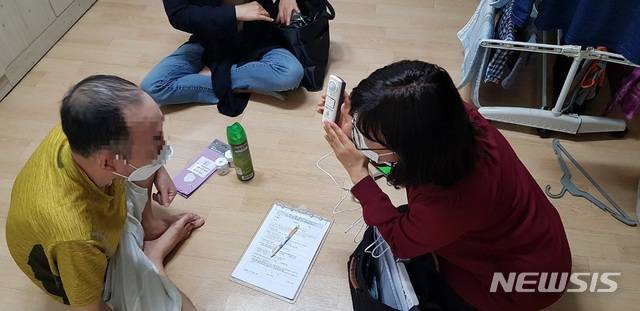 [서울=뉴시스] 서울 강서구의 동 복지플래너가 중장년 1인 가구에 사물인터넷(IoT) 기기 사용법에 대해 설명하고 있는 모습. 기사 내용과 관계 없음 (사진=서울 강서구 제공) 2020.11.04. photo@newsis.com