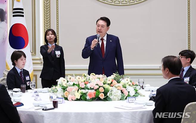 [서울=뉴시스] 홍효식 기자 = 윤석열 대통령이 9일 청와대 영빈관에서 열린 제10회 국제장애인기능올림픽대회 선수단 오찬에서 발언하고 있다. (대통령실통신사진기자단) 2023.05.09. yesphoto@newsis.com