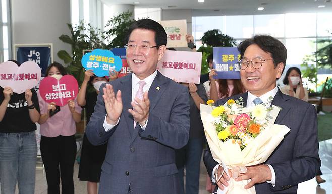 [무안=뉴시스] 김영록 전남도지사(왼쪽)가 28일 오전 광주·전남 대도약을 위한 2022년 광주·전남 상생발전위원회 참석을 위해 전남도청을 방문한 강기정 광주광역시장을 반갑게 맞이하고 있다. (사진=전남도 제공) 2022.07.28. photo@newsis.com