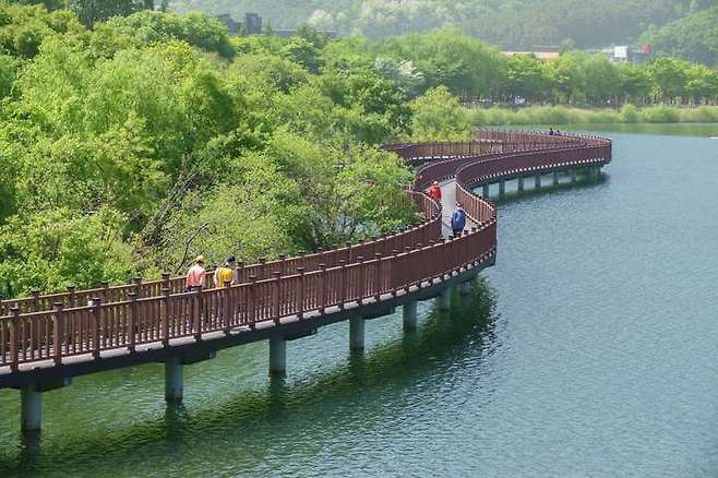 [대구=뉴시스] 대구시 달서구는 도원지 동편 월광수변공원 일대 무료 무선인터넷 서비스를 제공한다. (사진 = 대구시 달서구 제공) 2023.05.09. photo@newsis.com  *재판매 및 DB 금지