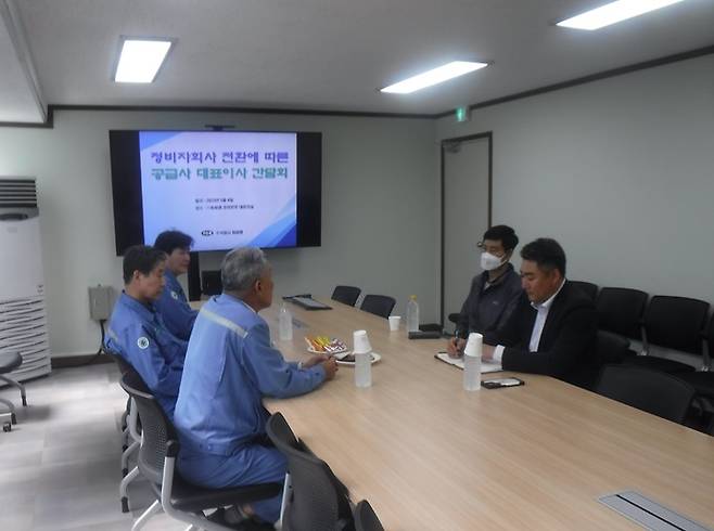 [포항=뉴시스] 강진구 기자 = 포스코는 정비 자회사 신설과 관련 지난 3일부터 지역 소상공인들과 간담회(사진)를 열어 지역사회와의 상생 대책 마련에 나서고 있다고 9일 밝혔다.(사진=포스코 제공) 2023.05.09.photo@newsis.com *재판매 및 DB 금지