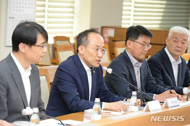 [울산=뉴시스] 배병수 기자 = 추경호 경제부총리가 9일 오후 울산 북구 현대자동차 울산공장 본관1층 동행룸에서 자동차부품업계종사자와 전기차현안 간담회에 앞서 모두발언을 하고 있다. 2023.05.09. bbs@newsis.com