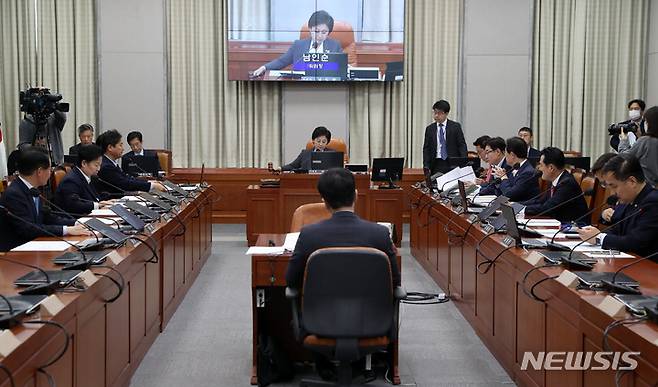 [서울=뉴시스] 이영환 기자 = 남인순 국회 정치개혁특별위원장이 9일 오후 서울 여의도 국회에서 열린 전체회의에서 안건을 상정하며 의사봉을 두드리고 있다. 2023.05.09. 20hwan@newsis.com