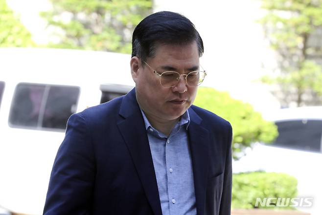 [서울=뉴시스] 최진석 기자 = 유동규 전 성남도시개발공사 기획본부장이 9일 서울 서초구 서울중앙지법에서 열린 편의제공 대가로 뇌물수수 혐의 등에 관련한 공판에 출석하고 있다.  2023.03.09. myjs@newsis.com