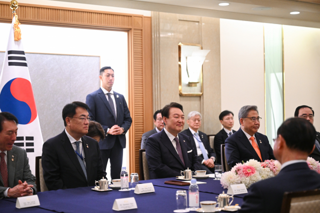 ▲1박2일 일정으로 일본을 방문한 윤석열 대통령이 17일 도쿄 한 호텔에서 일한 친선단체 및 일본 정계 지도자를 접견하고 있다. ⓒ연합뉴스