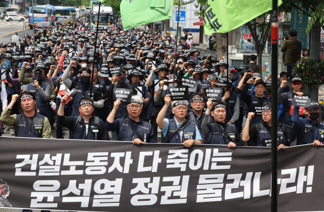 ▲4일 오후 서울역 인근 한강대로에서 민주노총 건설노조원들이 용산 대통령실 방향으로 결의대회 전 행진을 하고 있다. ⓒ연합뉴스