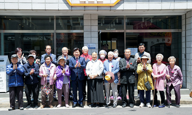 ▲오영훈 지사는 9일 낮 제주시 노형동 ‘시니어손맛집 찬찬찬’을 찾아 노인일자리사업에 참여하는 어르신들을 격려하고 기념촬영을 하고 있다.ⓒ제주도청