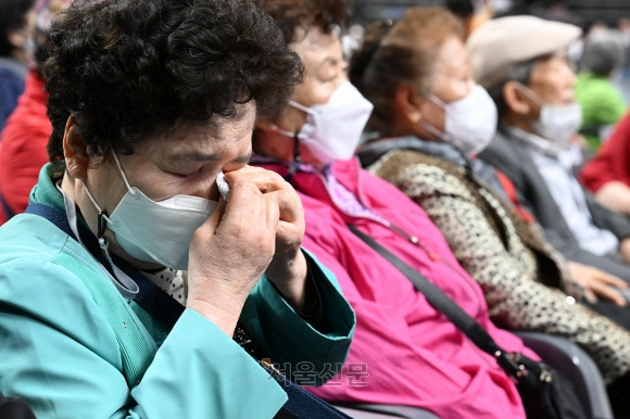 8일 오후 서울 중구 장충체육관에서 열린 제51회 서울시 어버이날 기념행사에 참석한 한 어르신이 어버이 은혜 합창을 들으며 눈물을 흘리고 있다. 사진은 기사 내용과 무관함. 2023.5.8 도준석 기자