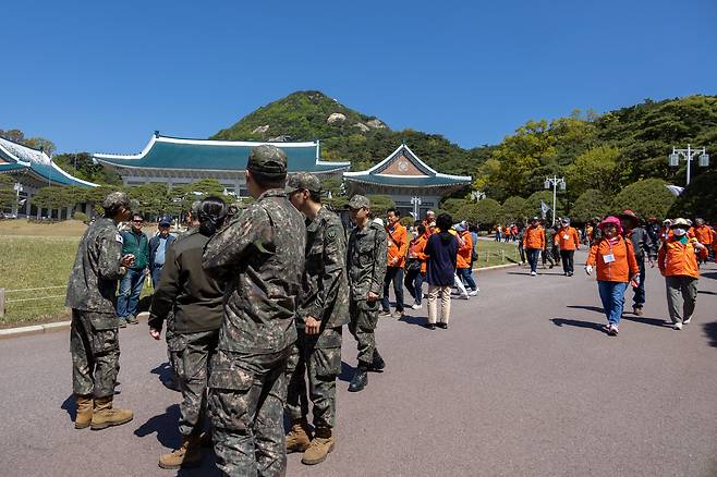 4월19일 군인들과 지자체 행사로 방문한 중장년층 관람객들이 청와대를 관람하고 있다. ⓒ시사IN 신선영