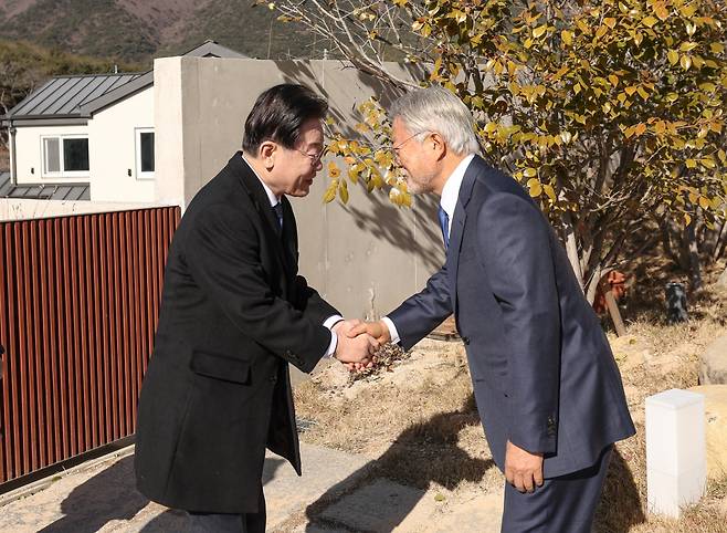 1월2일 이재명 더불어민주당 대표가 경남 양산 평산마을을 찾아 문재인 전 대통령을 예방하고 있다. ⓒ더불어민주당