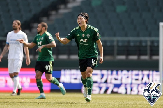 올 시즌 첫 골을 넣고 포효하는 조규성(오른쪽). /사진=한국프로축구연맹 제공