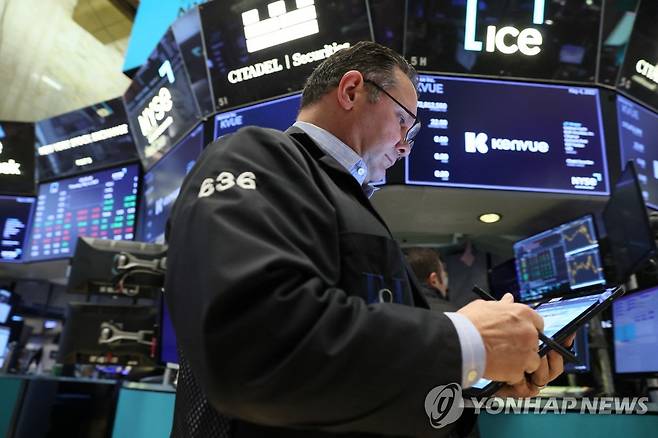 NYSE 입회장에서 일하는 트레이더의 모습 [연합뉴스 자료사진]