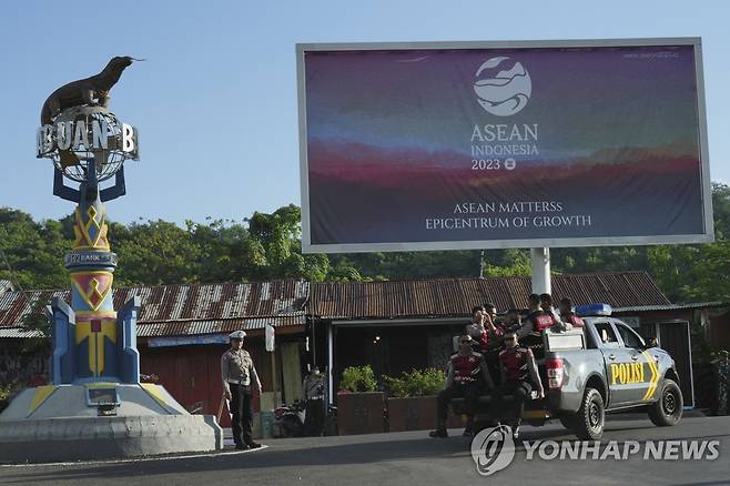 아세안 정상회의 (라부안 바조[인도네시아] AP=연합뉴스) 8일(현지시간) 인도네시아 경찰이 아세안 정상회의가 열리는 누사텡가라티무르섬 라부안 바조 거리를 순찰하고 있다. 2023.5.8. photo@yna.co.kr