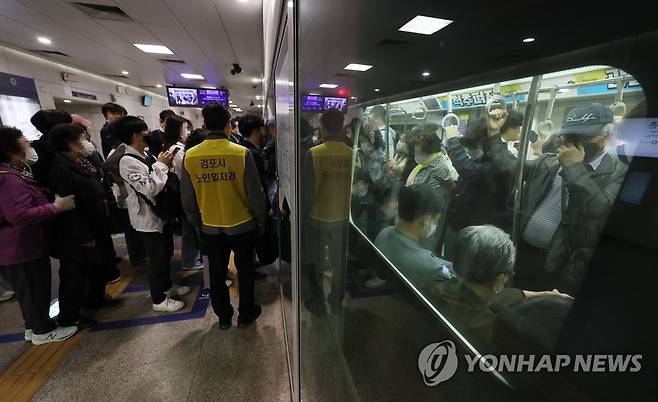 천천히 탑승하세요 (김포=연합뉴스) 박동주 기자 = 9일 오전 경기도 김포시 김포골드라인 고촌역에서 승객들이 탑승하고 있다. 2023.5.9 pdj6635@yna.co.kr