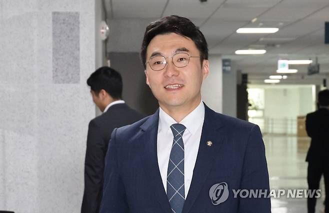 의원회관 의원실로 향하는 김남국 의원 (서울=연합뉴스) 하사헌 기자 = 가상자산 보유 논란이 계속되고 있는 더불어민주당 김남국 의원이 9일 오전 서울 여의도 국회 의원회관 의원실로 들어가고 있다. 2023.5.9 toadboy@yna.co.kr