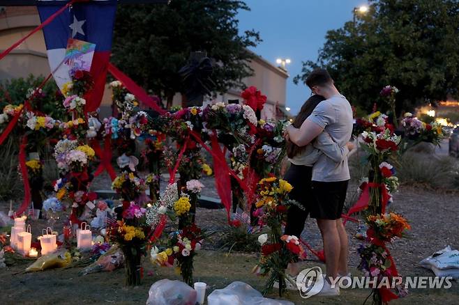 텍사스에서 발생한 총기난사를 애도하는 시민들  [AFP 연합뉴스 자료사진. 재판매 및 DB 금지]