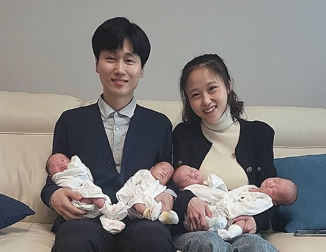 SK온 송리원PM(왼쪽)과 아내 차지혜 씨. 왼쪽부터 설록, 리지, 록시, 비전.(사진=SK온)