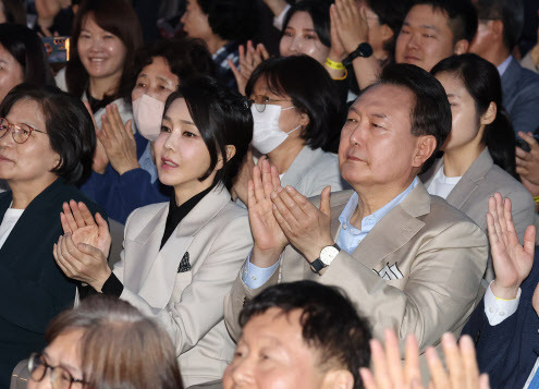 윤석열 대통령과 김건희 여사가 10일 오후 청와대 대정원에서 열린 ‘청와대 개방 1주년 기념 특별음악회’에서 박수치고 있다. (사진=연합뉴스)